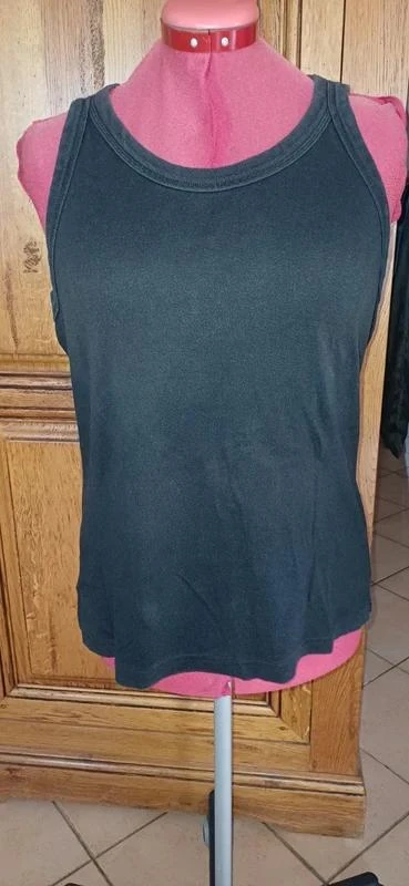 Débardeur noir taille 4 soit 42 marque Clara Vitti